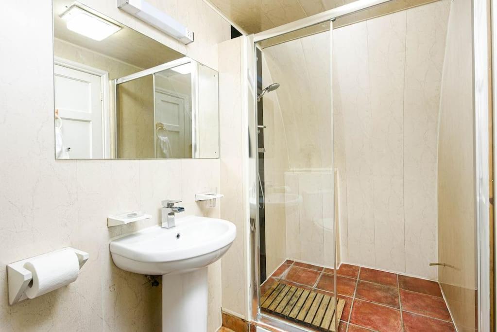 Unique 1 Bedroom Apartment-Bath Exterior foto